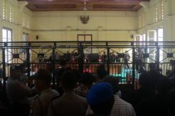 Pagar besi pembatas ruang sidang dipasang di PN Sulsel