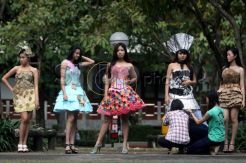 Busan karya mahasiswa berbahan Non-Fabric