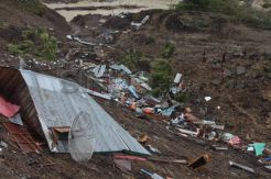 Pencarian korban gempa Aceh
