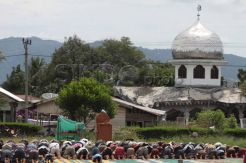 Masjid hampir roboh, warga sholat jumat di lapangan