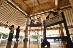 Sambut ramadan, warga bersihkan Masjid Gede Kauman