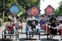 Konvoi becak sambut ramadan