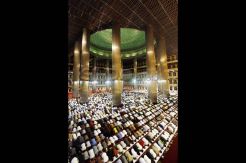 Ribuan umat muslim tarawih pertama di Masjid Istiqlal