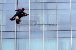 Spiderman bersihkan kaca gedung bertingkat