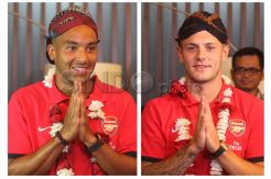 Disambut ratusan The Gunners,  Walcoot dan Jack Wilshere pakai Blangkon