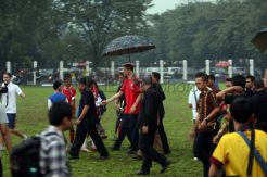 Hujan deras, Szczesny tetap ajari pesepakbola muda Indonesia