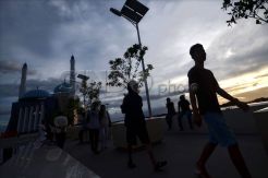 Ngabuburit di anjungan pantai Losari Makassar