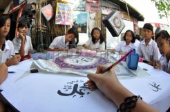 Siswa SD belajar seni kaligrafi