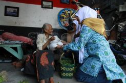 Pelajar SMA Muhammadiyah bagi-bagi sembako