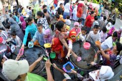 Anak-anak TPA mengantre bubur gratis