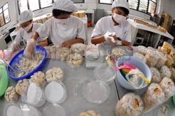 Siswa SMK belajar membuat Kue Lebaran
