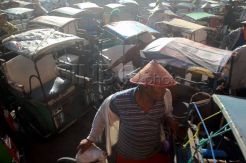 Ribuan tukang becak dan warga mengantre zakat di Makassar