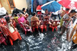 Hujan dan Banjir, warga Johor Baru antri Sembako murah Partai Hanura