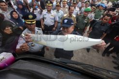 Gubernur Sumsel pasang stiker Angkutan Lebaran 2013 di Terminal AAL
