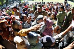 Ribuan warga antre zakat fitrah di Pemkot Solo