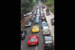 Supercar terjebak macet