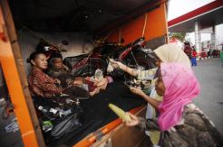 Lesehan di bak truk demi mudik lebaran