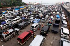 Puncak arus mudik, pemudik antre di Pelabuhan Merak