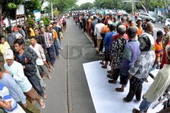 Ratusan tukang becak dan warga antre sarung gratis
