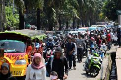 Macet panjang, pengunjung berjalan kaki ke Ragunan