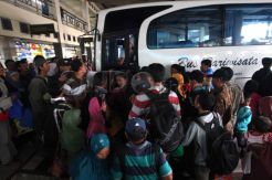 Puluhan penumpang berebut bus di Terminal Yogyakarta