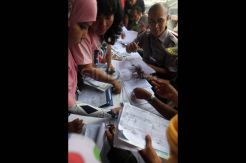 PKL yang ditertibkan antre verifikasi di Blok G