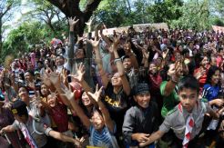 Ratusan warga berebut ketupat dalam grebeg syawal di Solo