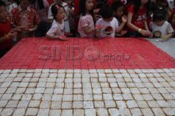 Bendera raksasa terbuat dari biskuit