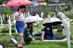 Ziarah makam pahlawan pada hari kemerdekaan