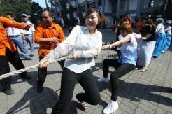 Mahasiswi Jepang ikut lomba tarik tambang