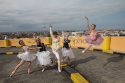Ballerina latihan di atap gedung pusat perbelanjaan