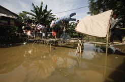 Petugas gabungan gusur pemukiman Kampung Srikandi