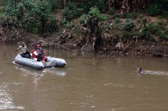 Pencarian korban hanyut di kali Ciliwung
