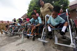 Lomba memasukan paku penderita tuna daksa