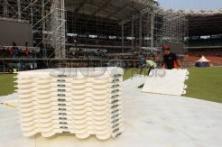 Jelang konser Metallica, rumput GBK ditutupi 10.000 papan fiber