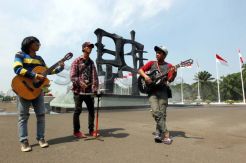 Latihan vocal peserta cipta lagu Empat Pilar