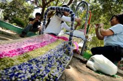 Komunitas perajut QuiQui hiasi taman kota dengan Bom Benang