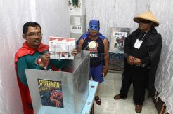 Super Hero gunakan hak suaranya di Pilkada Jatim