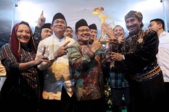Cak Imin terima wayang kulit