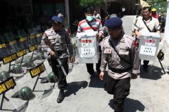Polisi bersenjata lengkap amankan Probolinggo pasca kerusuhan