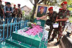 Ziarah makam sebelum sidang vonis Cebongan