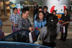 LOVE dan Blue Bird berikan souvenir dan bunga kepada pelanggan