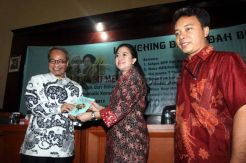 Jurnalis Koran SINDO luncurkan buku Pak Taufiq dan Bu Mega
