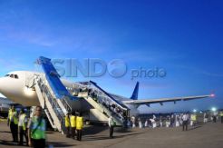 Calhaj kloter pertama Embarkasi Adi Soemarmo diberangkatkan