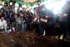Pemakaman Bripka Sukardi di TPU Kemiri Rawamangun