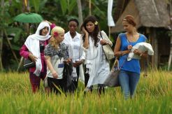 Nikmati keindahan alam Indonesia, kontestan Miss World 2013 bermain dipematang sawah