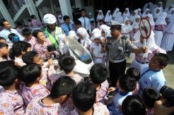 Polrestabes Surabaya ajarkan siswa SD tertib berlalu lintas