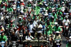 Juara Divisi Utama, Persebaya konvoi keliling koa
