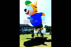 Balon raksasa harimau Sumatra terbang dilangit Palembang