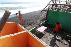 Abrasi pantai Depok, warga bongkar bangunan